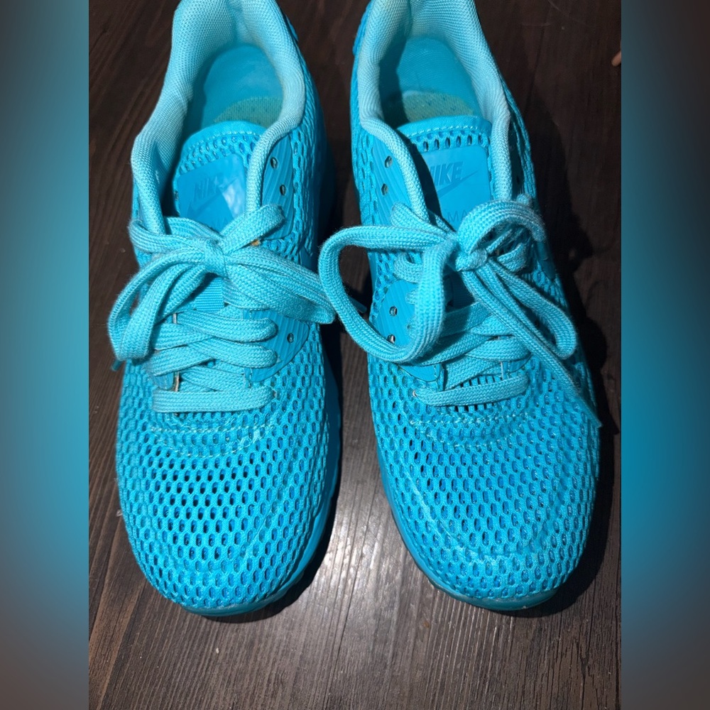 Nike  Turquoise Mesh Lace-Up Sneakers